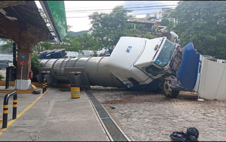 El percance ocurrió sobre la carretera a Barra de Navidad y la calle Manuel M. Diéguez. ESPECIAL /