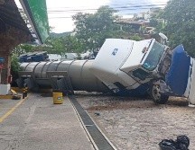 Vuelca pipa con 40 mil litros de combustible en Puerto Vallarta (FOTOS)