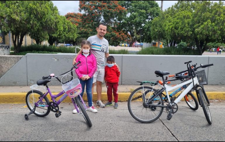 Cada domingo es habitual ver a decenas de pequeñas y pequeños que pasean con sus familias montados en sus bicis aún con llantitas. EL INFORMADOR/R. BOBADILLA