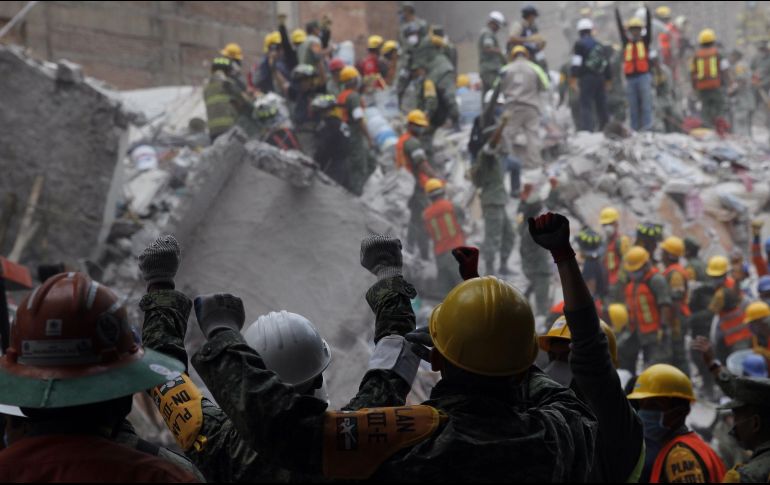 Imagen de la búsqueda y rescate de víctimas en el temblor del 19 de septiembre de 2017. EFE/ ARCHIVO