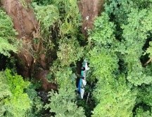 Imágenes divulgadas por los cuerpos de socorro mostraron al autobús en el fondo del precipicio de esta zona montañosa, afectada por la temporada de lluvias que azota Costa Rica y el resto de Centroamérica. AFP
