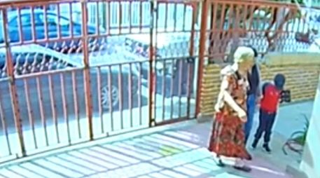 La mujer se hace pasar como religiosa ganándose la confianza de adultas mayores que la dejan pasar a sus casas, en la Colonia Guadalupana. ESPECIAL