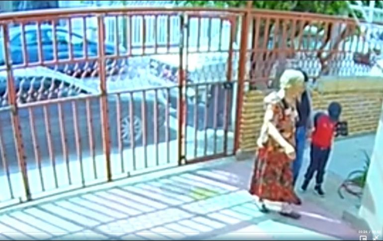 La mujer se hace pasar como religiosa ganándose la confianza de adultas mayores que la dejan pasar a sus casas, en la Colonia Guadalupana. ESPECIAL