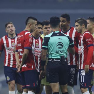 "Se justifican con el arbitraje"; leyenda del América arremete contra Chivas