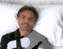 Acompañado por su esposa Ale Rossaldo, Eugenio Derbez transmitió en vivo dialogando con su público, y enseñó parte de las placas con los 14 tornillos que le fueron colocados en el hombro. INSTAGRAM / ederbez