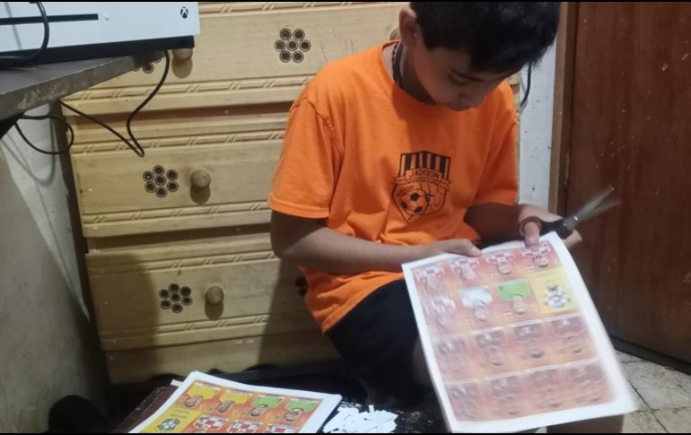 El hombre le compró a su hijo su álbum y le imprimió todas las estampas del mundial. ESPECIAL