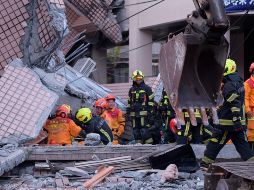 Algunas personas se encontraban en oficinas de algunos edificios, en donde lámparas, escritorios, computadores y todo a su alrededor se movía de una lado a otro. AP / ARCHIVO