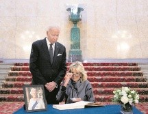 El presidente de EU, Joe Biden, y su esposa, Jill Biden, firmaron el libro de condolencias en honor a la reina Isabel II. AFP