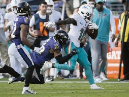 Tyreek Hill (derecha) tuvo dos recepciones de anotación en el último cuarto. AP