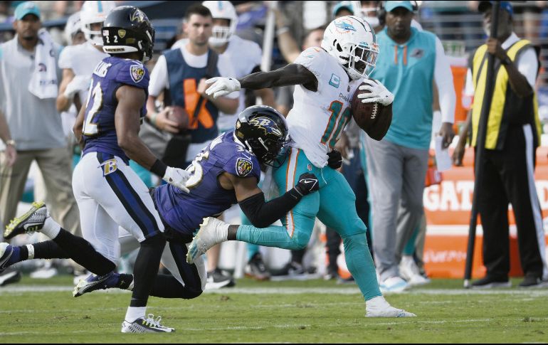 Tyreek Hill (derecha) tuvo dos recepciones de anotación en el último cuarto. AP