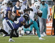 Tyreek Hill (derecha) tuvo dos recepciones de anotación en el último cuarto. AP