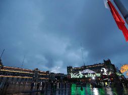 El Presidente López Obrador encabezó el izamiento de la Bandera Mexicana en memoria de las víctimas de los sismos de 1985 y 2017. SUN / D. Sánchez