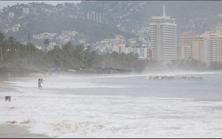 Autoridades mantienen vigilancia constante en las zonas costeras ante posible oleaje alto. EFE/D. Guzmán