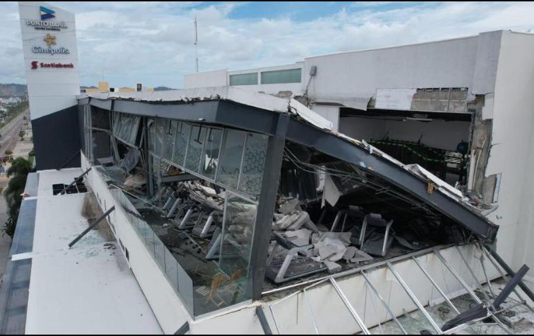Los dos fallecimientos por el sismo ocurrieron en Colima. En la imagen, el gimnasio donde rescataron el cuerpo del hombre. ESPECIAL