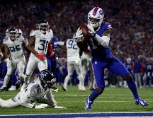 Stefon Diggs (der.) tuvo dos recepciones de anotación en el partido de ayer. AFP/J. Bessex