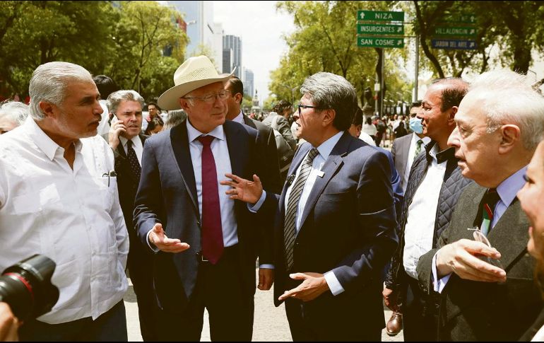Previo al debate de propuesta para ampliar la presencia de las Fuerzas Armadas en las calles del país, el embajador Ken Salazar visitó el Senado. ESPECIAL