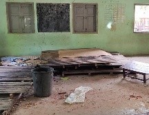 Un video obtenido por una asociación local muestra manchas de sangre en el suelo de la escuela. AFP