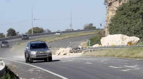 En algunos puntos carreteros se registraron derrumbes menores. EFE/ARCHIVO