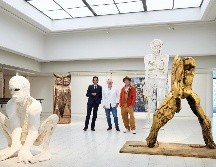 Entre las esculturas que Brad Pitt seleccionó para su primera exposición profesional destacan piezas como “House A Go Go”, una casa a escala miniatura integrada por desechos de madera que recuperó en Los Ángeles. EFE / J. Koivunen