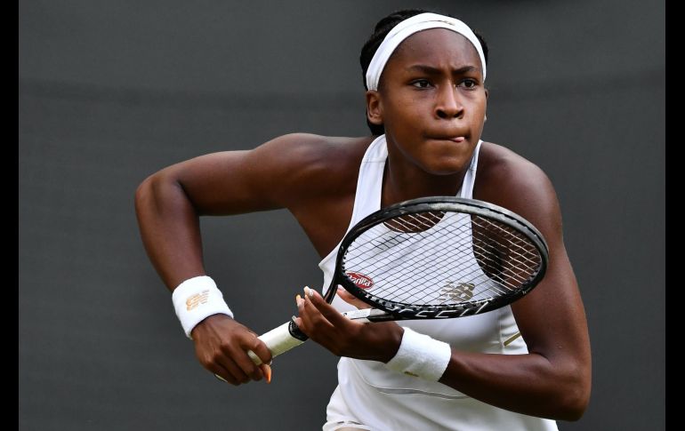 Hablar de Coco Gauff es quizá señalar a una de las tres tenistas con mayor potencial del mundo. A sus 18 años, Coco ha ganado 2 títulos y en este 2022 se metió a la Final del Roland Garros. La tenista estadounidense jugó su primer partido profesional de la WTA con tan solo 15 años. En su debut en un Grand Slam el 1 de julio de 2019, derrotó a la cinco veces campeona Venus Williams en sets corridos, todavía tenía 15 años. Actualmente es la número 8 del mundo y su potencial es altísimo.  AFP/ARCHIVO