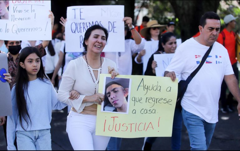 Frente a Casa Jalisco, Magda Martín, madre de Miguel Alejandro, pidió a las autoridades estatales que encuentren a su hijo con vida. EL INFORMADOR/C. Zepeda