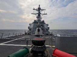 El destructor USS Higgings, de la Armada de Estados Unidos cruza por el estrecho de Taiwán. Las incursiones de naves americanas y chinas se ha incrementado en las últimas semanas. AP/US Navy/D. Patubo