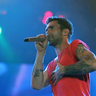 Adam Levine: Dos mujeres más lo acusan de mensajes obscenos