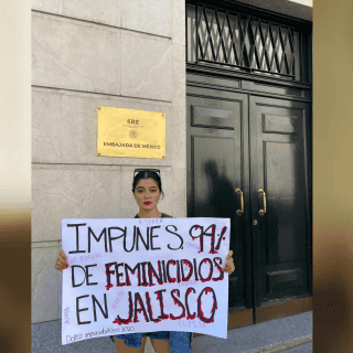 Estudiantes de la UdeG se manifiestan contra gobernador en Madrid