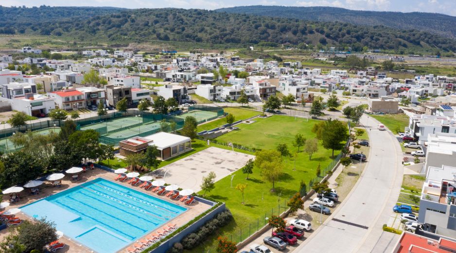 Entre los mayores atractivos que Los Robles tiene para ofrecer, es un Club Deportivo Privado, en el cual, todos los miembros pueden convivir en un ambiente familiar y recreativo. ESPECIAL