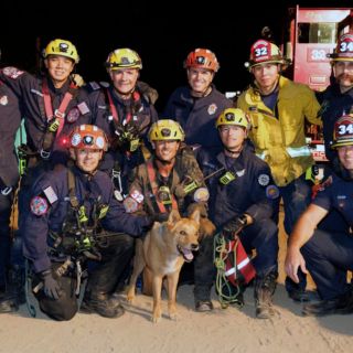 Bomberos rescatan a perro ciego de un hoyo en California