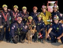 El orgulloso equipo de rescate posa con el perrito, que no presentó lesiones tras el accidente. AP/Departamento de Bomberos de Pasadena