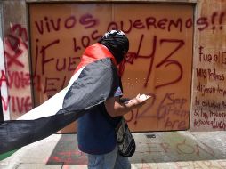 Jóvenes con el rostro cubierto efectuaron pintas en la fachada de la Embajada con la leyenda 
