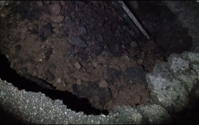 Protección Civil Jalisco confirmó el socavón producido por el temblor. TWITTER/@PCJalisco