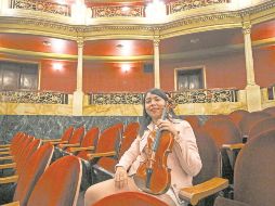 La violinista forma parte de la OFJ y posa desde el interior del Teatro Degollado. EL INFORMADOR/ C. Zepeda