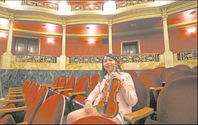 La violinista forma parte de la OFJ y posa desde el interior del Teatro Degollado. EL INFORMADOR/ C. Zepeda