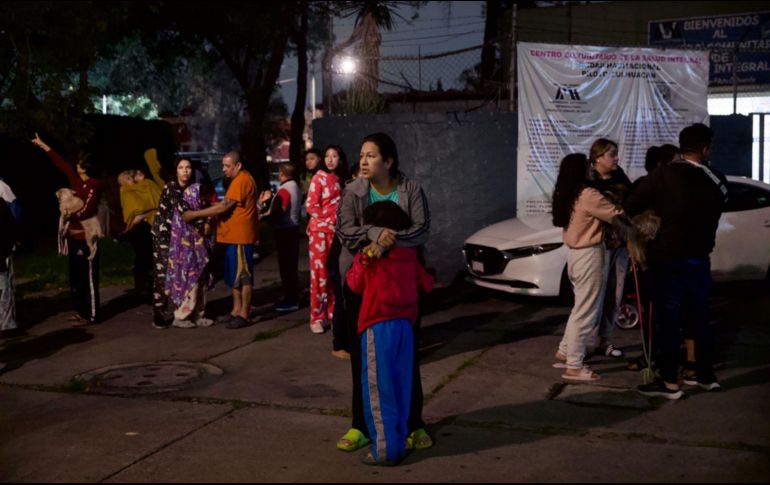 Aspectos de los vecinos de la alcaldía Coyoacán que salieron a la calle tras escuchar la alerta sísmica luego del temblor de magnitud 6.9 de la madrugada de este jueves. SUN / G. Espinosa