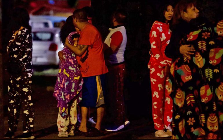 Por la hora del sismo, personas desalojan sus casas en pijama, luego de que la alarma sísmica se activara tras el movimiento telúrico. SUN / G. Espinosa