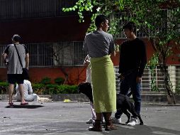 Fueron las alarmas sísmicas las que despertaron a muchos habitantes de la Ciudad de México que pudieron salir de sus viviendas tras el sismo de esta madrugada. AFP / A. Estrella
