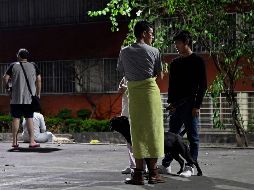 Fueron las alarmas sísmicas las que despertaron a muchos habitantes de la Ciudad de México que pudieron salir de sus viviendas tras el sismo de esta madrugada. AFP / A. Estrella