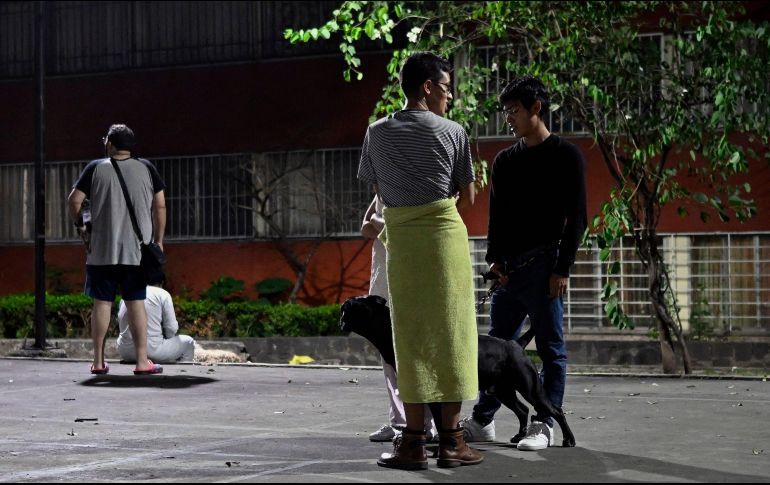 Fueron las alarmas sísmicas las que despertaron a muchos habitantes de la Ciudad de México que pudieron salir de sus viviendas tras el sismo de esta madrugada. AFP / A. Estrella