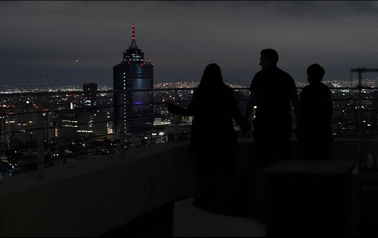 Una familia permanece en el techo de su edificio durante el sismo registrado la madrugada de este jueves con magnitud de 6.9. AP / M. Ugarte