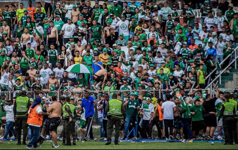 Decenas de policías estaban en el campo, pero no pudieron evitar el ingreso de los furiosos seguidores azucareros. AFP