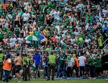 Decenas de policías estaban en el campo, pero no pudieron evitar el ingreso de los furiosos seguidores azucareros. AFP