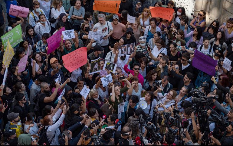 Las protestas aumentan, miles de personas piden justicia para Mahsa Amini. AFP/Y. Akgul