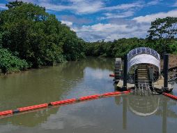 La operación del interceptador de basura flotante, bautizado como Wanda Díaz, forma parte de los esfuerzos globales que buscan reducir la contaminación por plástico en los océanos. AP/A. Franco