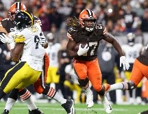 Kareem Hunt acarrea el balón en una jugada del último cuarto del partido. AFP/G. Shamus