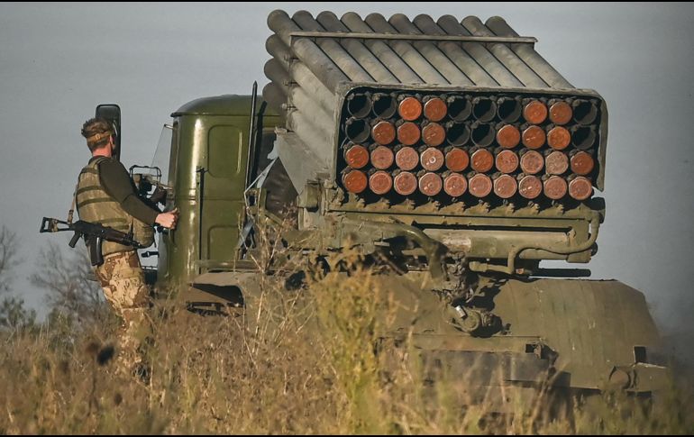 El Ejército de Ucrania está avanzando en posiciones que tenía bajo control Rusia, pues ahora cuenta con equipo especial como un lanzacohetes múltiple BM-21. AFP