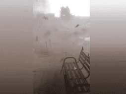 Una empleada de una tienda departamental ubicada en el centro de la ciudad fue lesionada por los hechos presentados tras el paso del tornado, pero se atendió en su momento. TWITTER / @AlertaMundial19