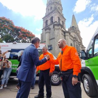 Entregan 6 nuevas ambulancias a la Cruz Verde Guadalajara