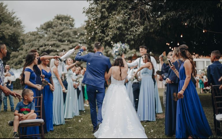 Descube cuáles son las costumbres que no han pasado de moda en las bodas. ESPECIAL/Photo by Leonardo Miranda on Unsplash.